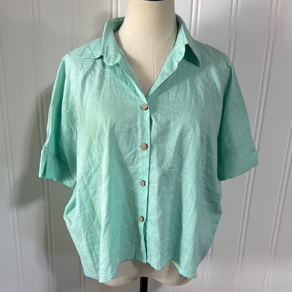 🔹New Listing🔹 easel Mint Green Short Sleeve Button-Down Shirt